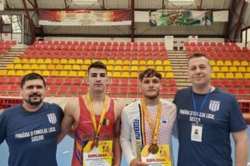 Cei doi sportivi medaliați și antrenorii lor