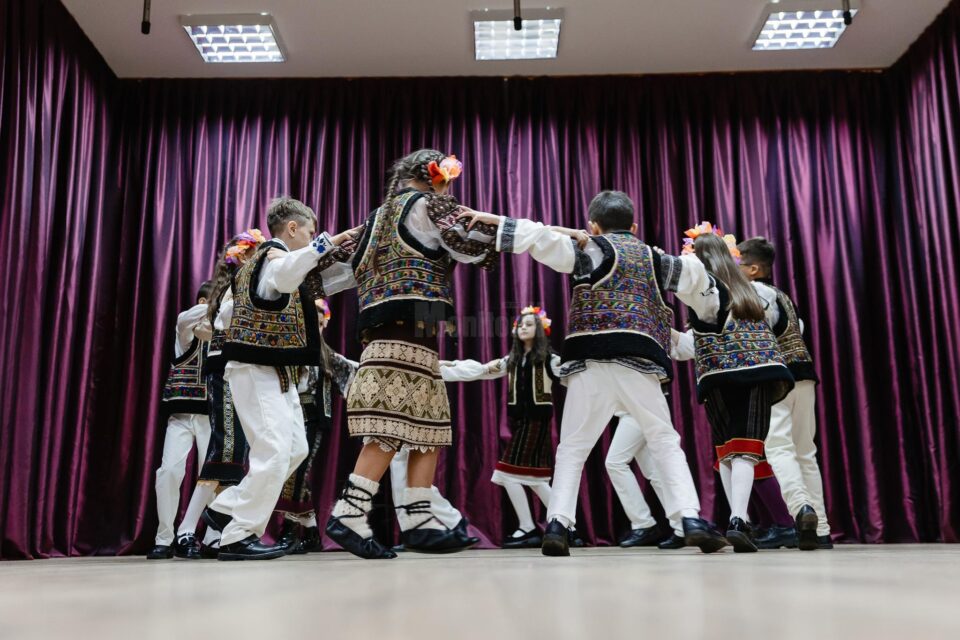 Tradiții autentice, dansuri populare și costume din trei județe ale țării, la Festivalul „Hai la hora mare”, ediția a VIII-a, la Gălănești. Foto Constantin Galan