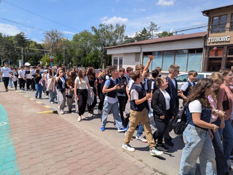 Peste 2.200 de elevi suceveni din tot județul și 130 de cadre didactice au participat joi la Marșul „Antiviolență, antidrog, antitutun”