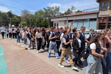 Peste 2.200 de elevi suceveni din tot județul și 130 de cadre didactice au participat joi la Marșul „Antiviolență, antidrog, antitutun”