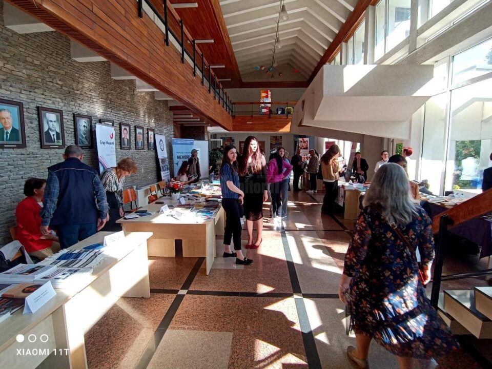 Salonul de Carte „Alma Mater Librorum” a debutat joi dimineață, în holul central Corp A, la USV