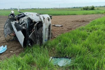 Un șofer în vârstă de 76 de ani s-a răsturnat cu mașina pe un câmp