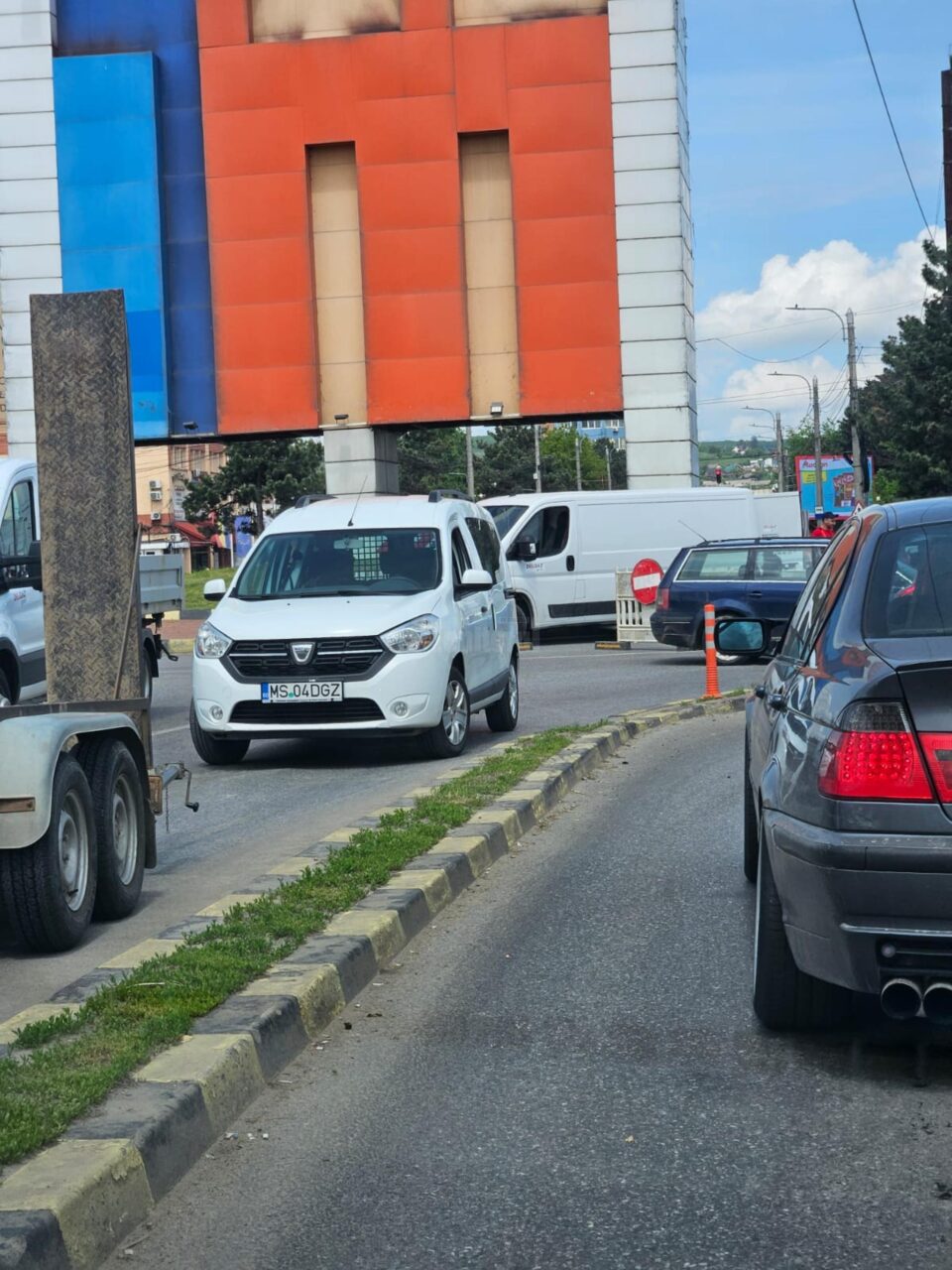 Traficul rutier, blocat pe Calea Unirii, după depistarea unei scurgeri majore de gaz în sensul giratoriu de la Bazar
