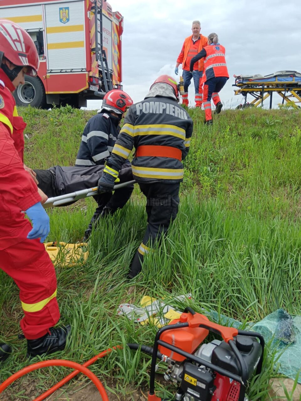 Un șofer în vârstă de 76 de ani s-a răsturnat cu mașina pe un câmp