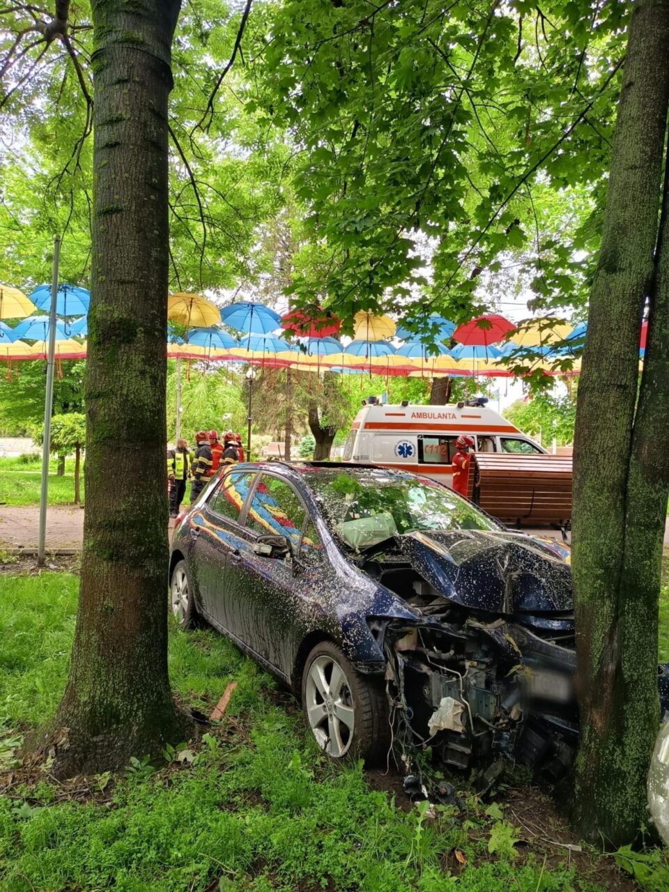 O mașină scăpată de sub control s-a oprit într-un copac din Parcul Central Rădăuți