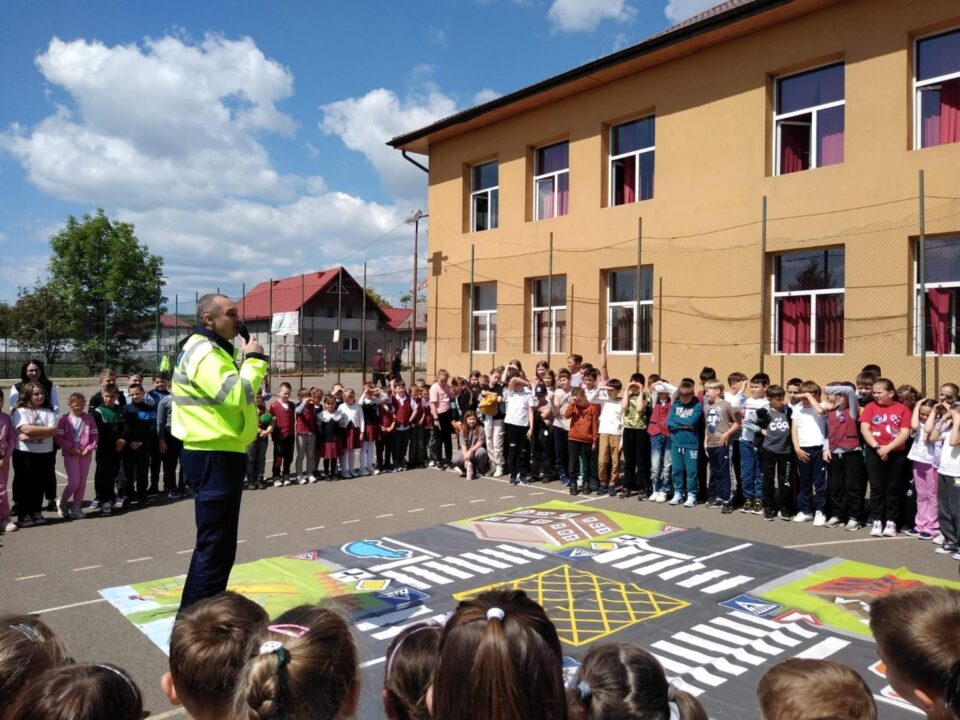 Peste 1.500 de elevi și profesori au aflat că ”tăcerea e tot violență”