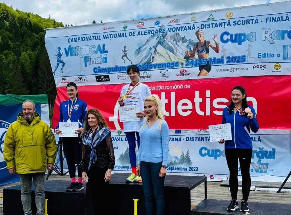 Campulungeanca Madalina Elena Sirbu pe cea mai inalta treapta a podiumului de premiere
