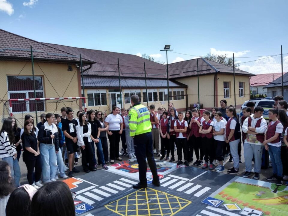 Peste 1.500 de elevi și profesori au aflat că ”tăcerea e tot violență”