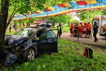 O mașină scăpată de sub control s-a oprit într-un copac din Parcul Central Rădăuți