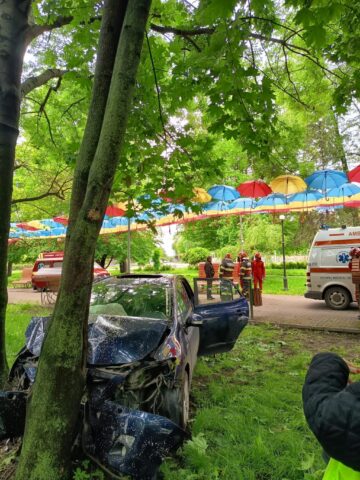 O mașină scăpată de sub control s-a oprit într-un copac din Parcul Central Rădăuți