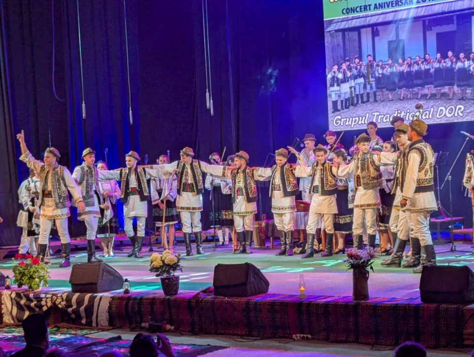 Cele mai frumoase elemente ale muzicii și jocului din vatra satului bucovinean, prezentate la Suceava de Grupul Tradițional Dor, în fața a sute de spectatori