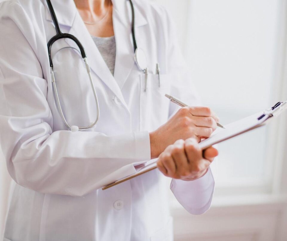 Trei medici străini au venit să profeseze în Suceava, șapte medici români și-au făcut actele pentru a pleca să lucreze în străinătate Trei medici străini au venit să profeseze în Suceava, șapte medici români și-au făcut actele pentru a pleca să lucreze în străinătate