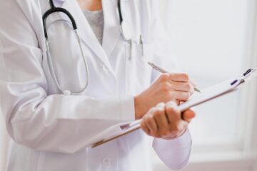 Trei medici străini au venit să profeseze în Suceava, șapte medici români și-au făcut actele pentru a pleca să lucreze în străinătate