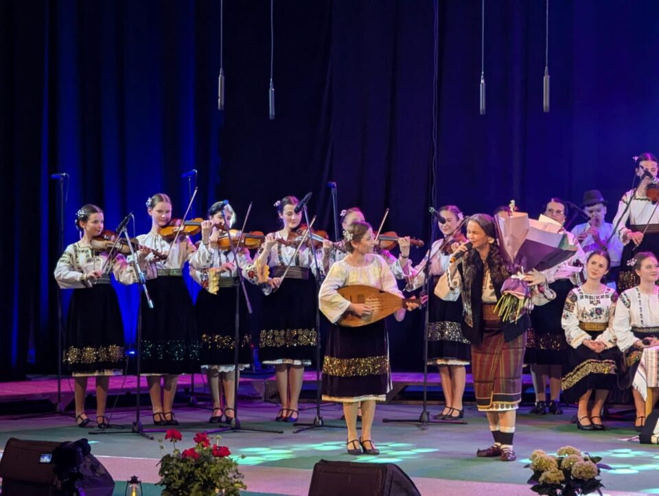 Cele mai frumoase elemente ale muzicii și jocului din vatra satului bucovinean, prezentate la Suceava de Grupul Tradițional Dor, în fața a sute de spectatori