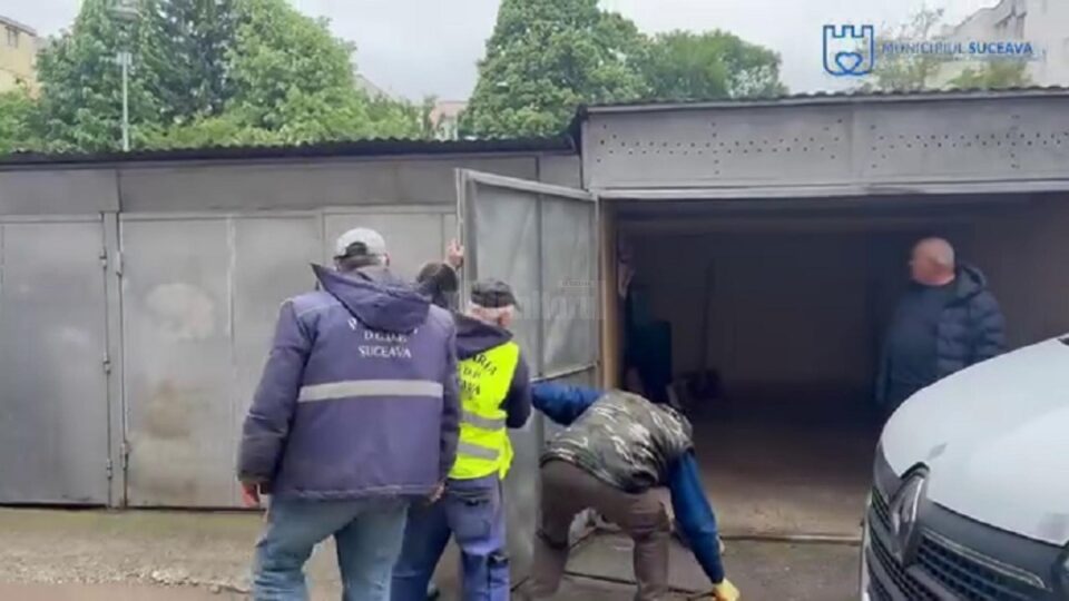 Primăria Suceava a început demolarea garajelor din cartierul Zamca