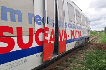 Trenul săgeată Putna – Suceava, avariat după impactul cu o mașină