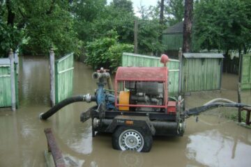 Prefectul de Suceava recomandă primăriilor din județ să pregătească sirene, furci, cazmale și utilaje de intervenție