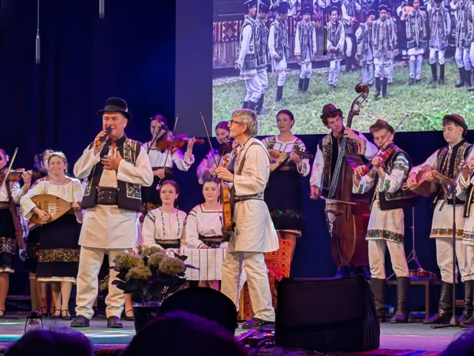 Cele mai frumoase elemente ale muzicii și jocului din vatra satului bucovinean, prezentate la Suceava de Grupul Tradițional Dor, în fața a sute de spectatori