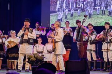 Cele mai frumoase elemente ale muzicii și jocului din vatra satului bucovinean, prezentate la Suceava de Grupul Tradițional Dor, în fața a sute de spectatori
