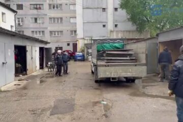 Primăria Suceava a început demolarea garajelor din cartierul Zamca