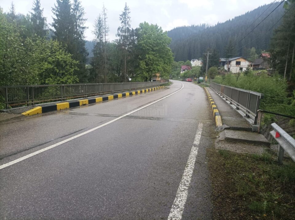 Actiuni de igienizare pe drumurile nationale și în zona podurilor pentru a preveni inundațiile