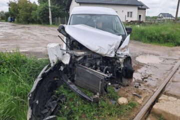 Trenul săgeată Putna – Suceava, avariat după impactul cu o mașină