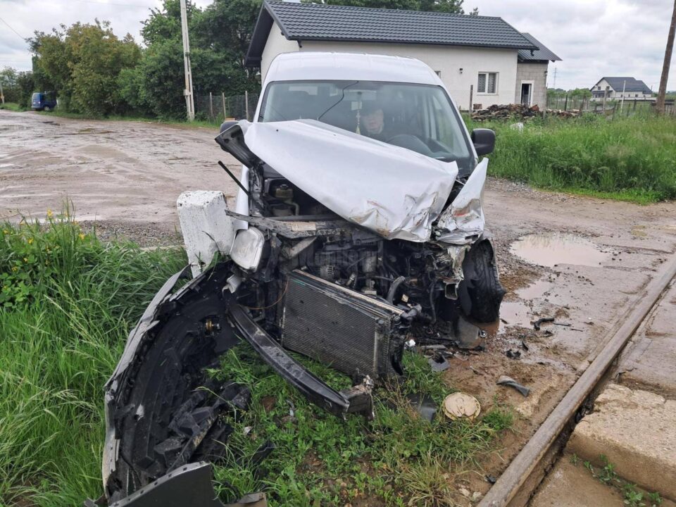 Trenul săgeată Putna – Suceava, avariat după impactul cu o mașină