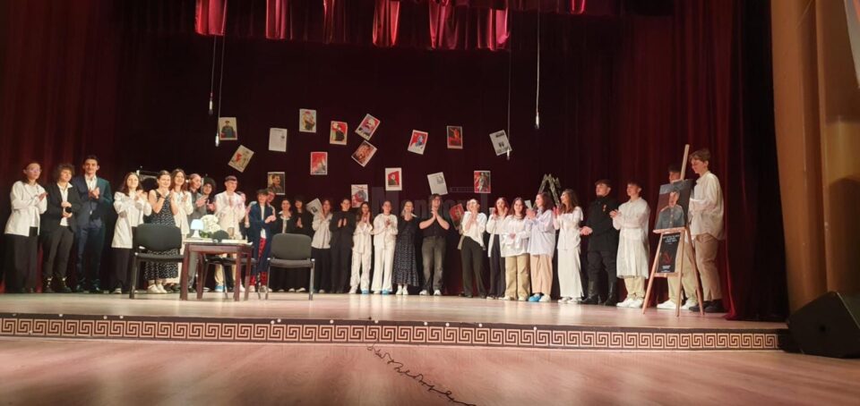 Povestea comunismului, pusă în scenă de elevi de la ”Hurmuzachi” Rădăuți