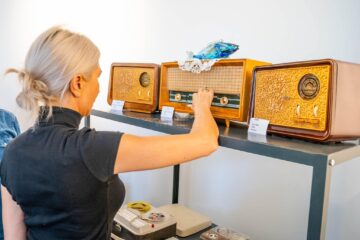 Un mare pasionat din Siret va deschide primul muzeu din România dedicat radioului