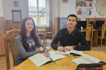 Tofan Andrei, de la clasa a X-a B, și Damian Iustina-Anastasia, de la clasa a XI-a B