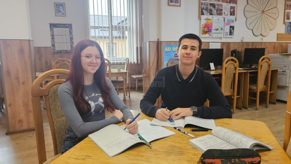 Tofan Andrei, de la clasa a X-a B, și Damian Iustina-Anastasia, de la clasa a XI-a B Tofan Andrei, de la clasa a X-a B, și Damian Iustina-Anastasia, de la clasa a XI-a B