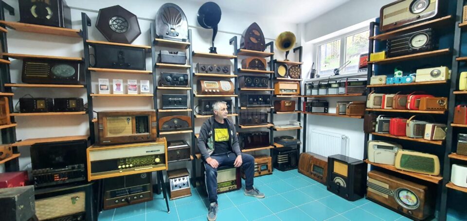 Un mare pasionat din Siret va deschide primul muzeu din România dedicat radioului