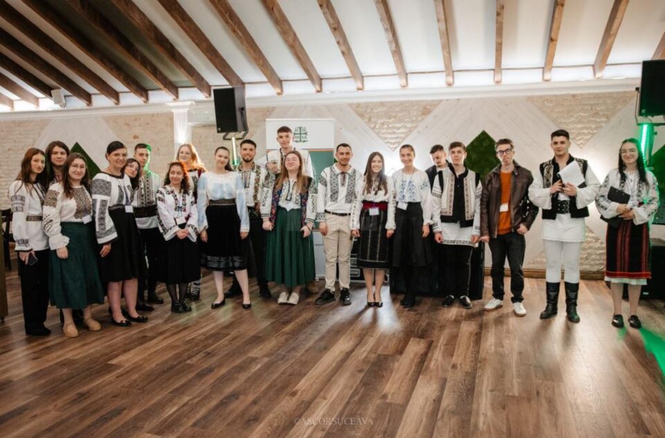 „Seara Bucovineană” – bucurie pentru tineri, alinare pentru cei în vârstă „Seara Bucovineană” – bucurie pentru tineri, alinare pentru cei în vârstă