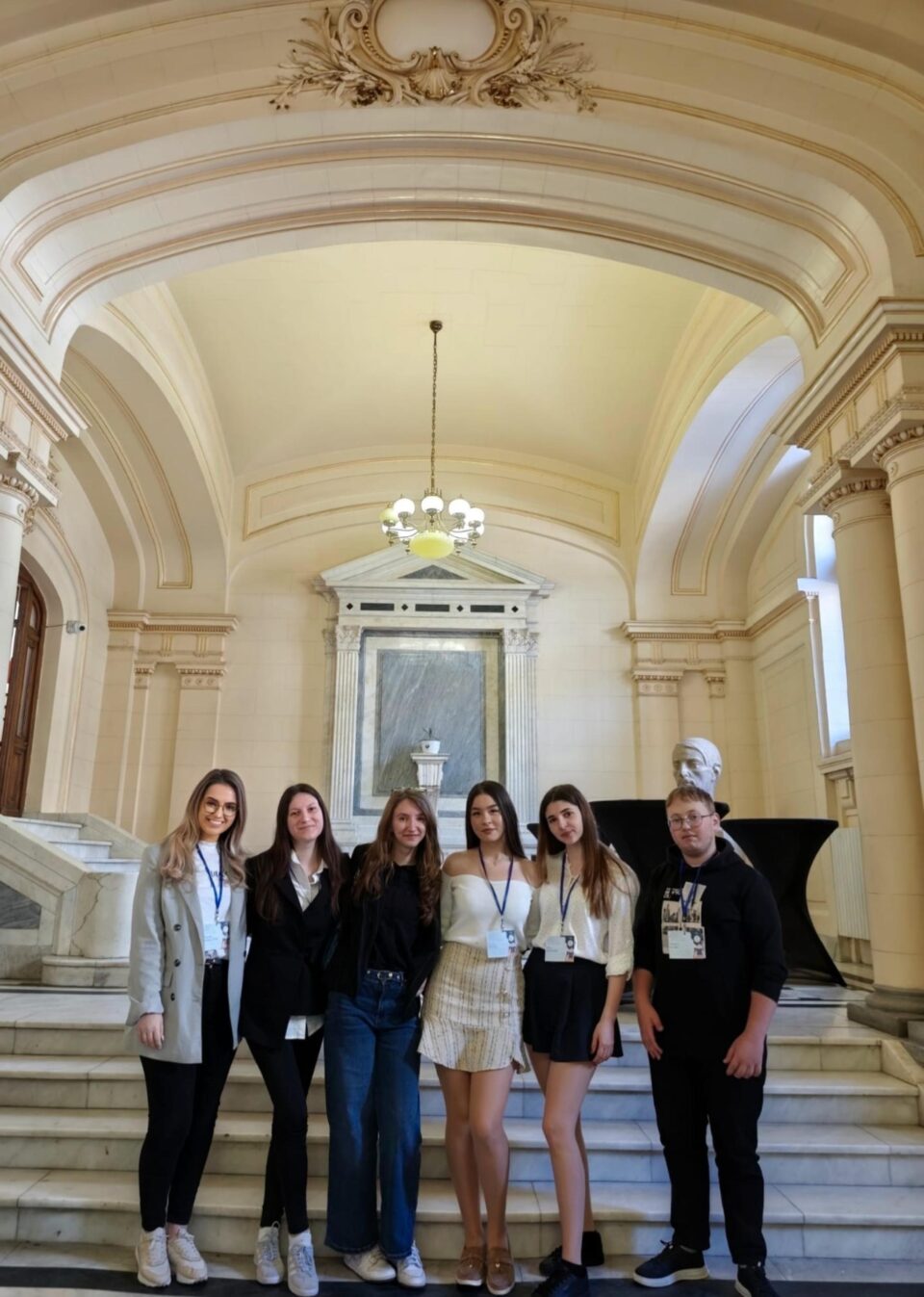 Studente participante la colocviul din București, cu propuneri de lucrări foarte apreciate de juriul competiției