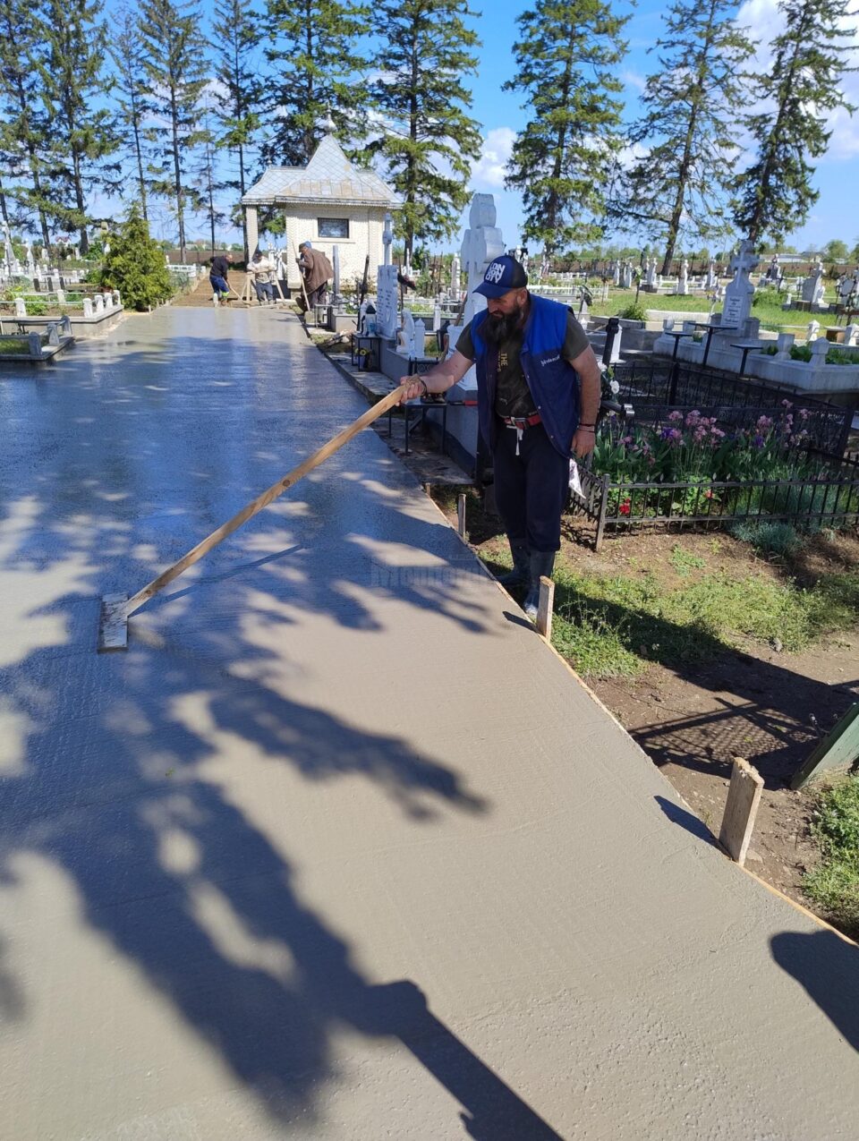Betonarea aleilor în cimitirul din satul Bănești