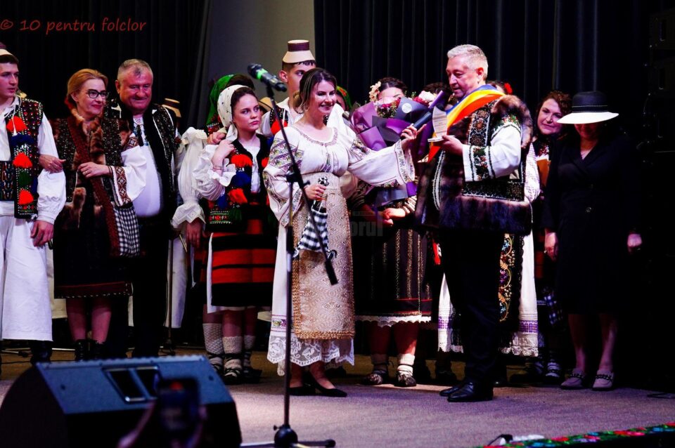 Mihaela Zâna Bârsan și Vasile Țugui, primarul comunei Vicovu de Jos