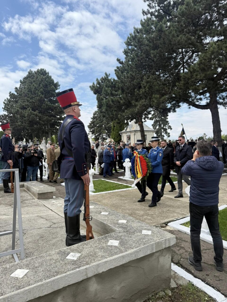 Autoritățile sucevene au depus coroane de flori la Mnumentul Eroilor din cimitirul Pacea din Suceava