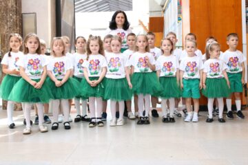 Grupul vocal „Floricele Vesele” și doamna Popa Elena, profesor învățământ preșcolar