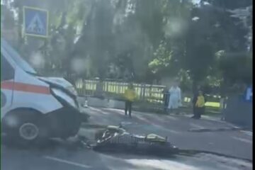 O ambulanță a acroșat un polițist care se deplasa pe motocicletă, în fața Spitalului Județean