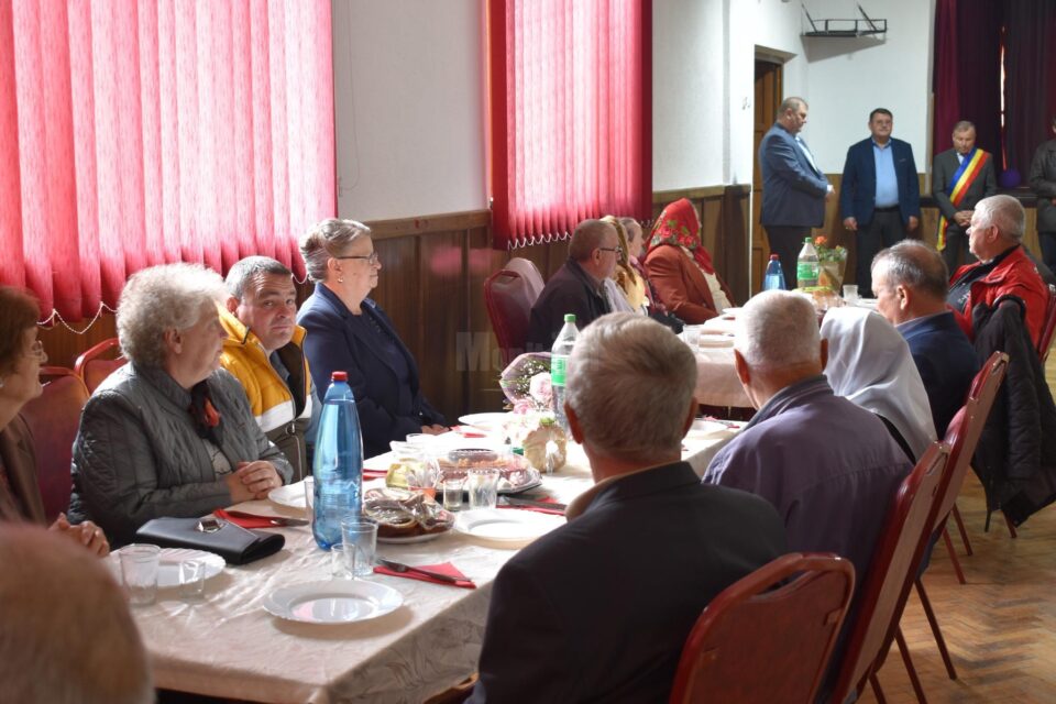Primarul Tomiță Onisii a premiar 15 cupluri ”de aur” care au împlinit 50 de ani de căsătorie