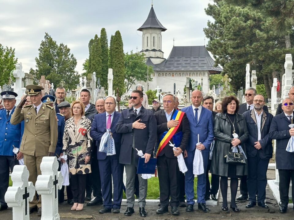 Autoritățile sucevene au depus coroane de flori la Monumentul Eroilor din Cimitirul Pacea din Suceava