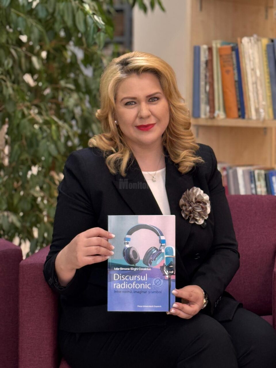 Asistent univ. Iulia Sîrghi Covalciuc și lucrarea sa „Discursul radiofonic între normă, imaginar și simbol”