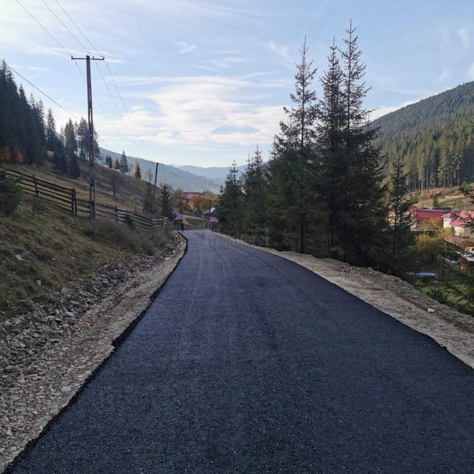 Asfaltarea străzilor din Broșteni