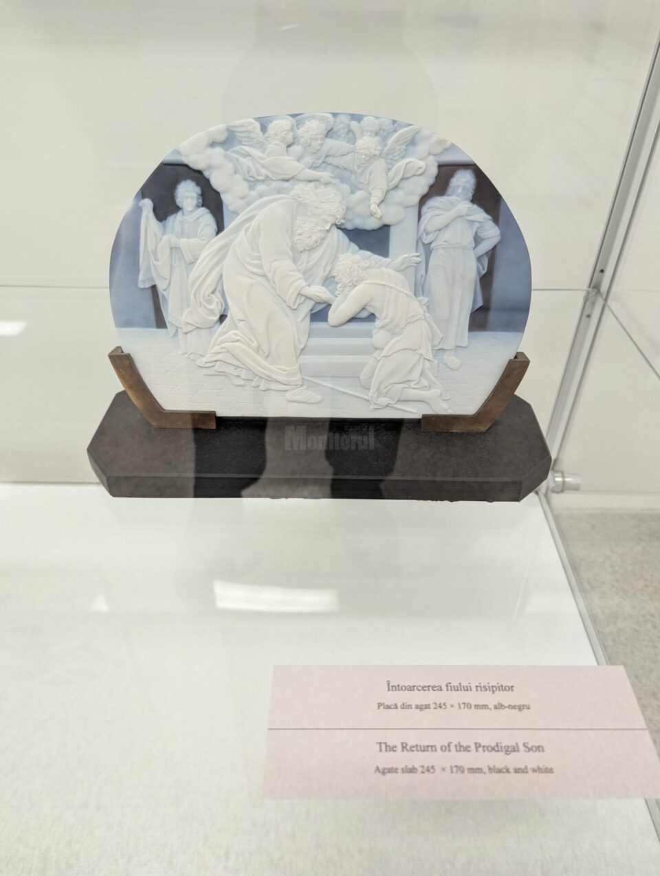 La Muzeul de Istorie Suceava s-a deschis vineri, 30 mai 2025, expoziția „Biblia în camee”, a artistului german Andreas Roth