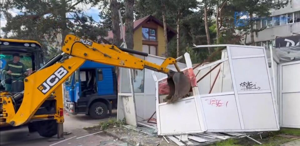 Încă patru chioșcuri abandonate din Ițcani, Obcini, Mărășești și de pe strada Universității au fost demolate de Primăria Suceava