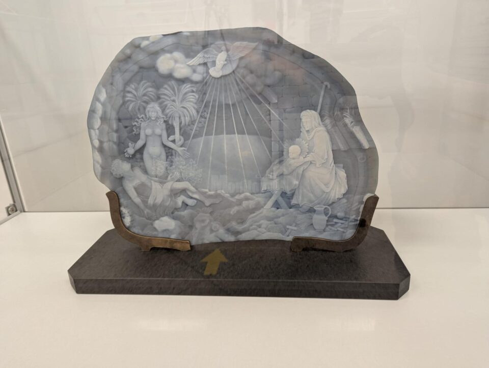 La Muzeul de Istorie Suceava s-a deschis vineri, 30 mai 2025, expoziția „Biblia în camee”, a artistului german Andreas Roth