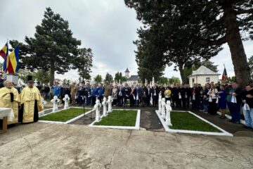 Autoritățile sucevene au depus coroane de flori la Monumentul Eroilor din Cimitirul Pacea din Suceava