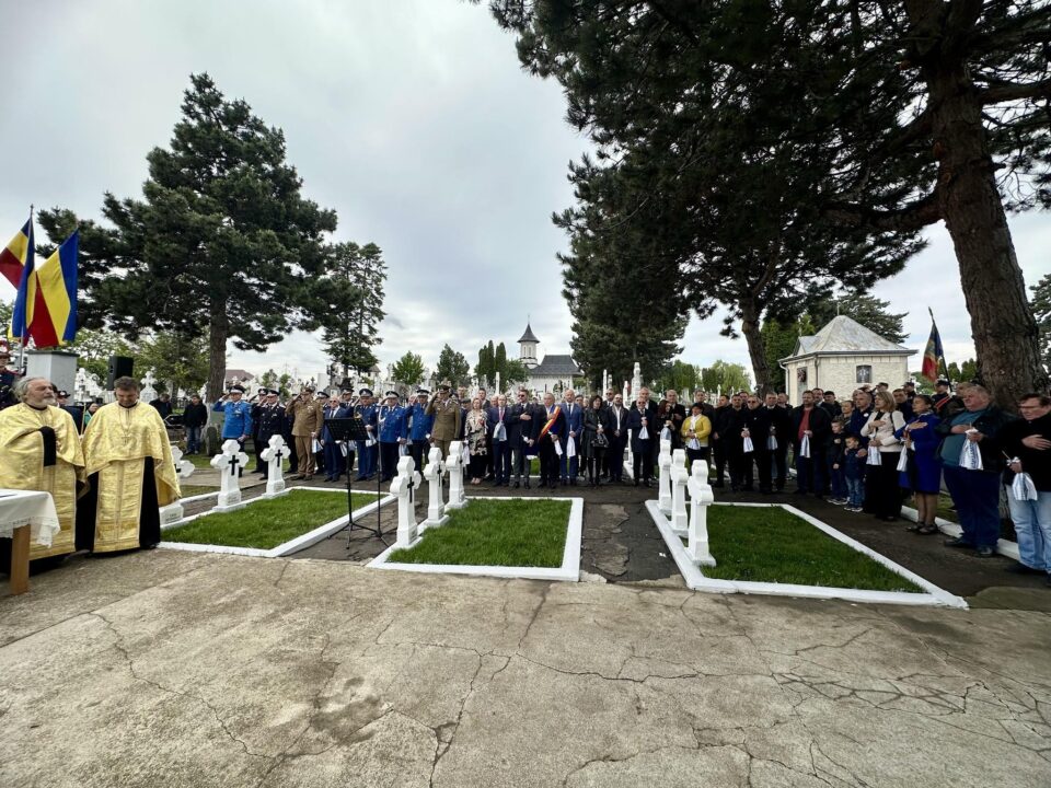 Autoritățile sucevene au depus coroane de flori la Monumentul Eroilor din Cimitirul Pacea din Suceava