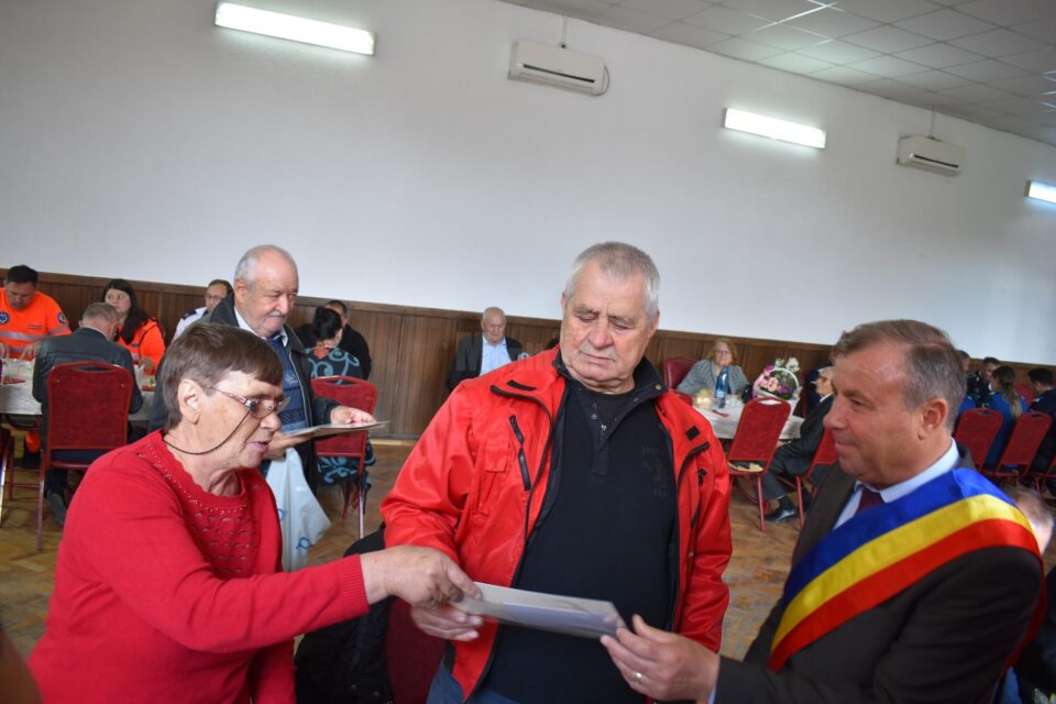 Primarul Tomiță Onisii a premiar 15 cupluri ”de aur” care au împlinit 50 de ani de căsătorie