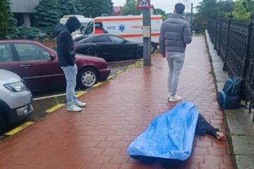 S-a înecat cu un strugure, a căzut pe stradă și a murit